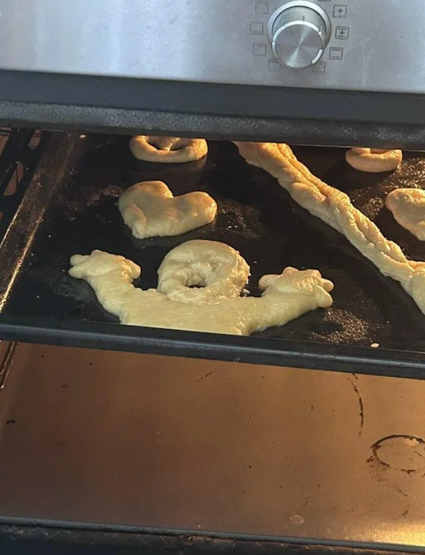 Domáce pečivo v tvare srdca a iných tvarov pečené v rúre.