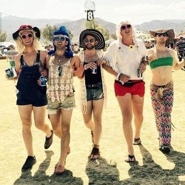 Skupina ľudí v letnom oblečení so slnečnými okuliarmi na festivale v slnečnej krajine.