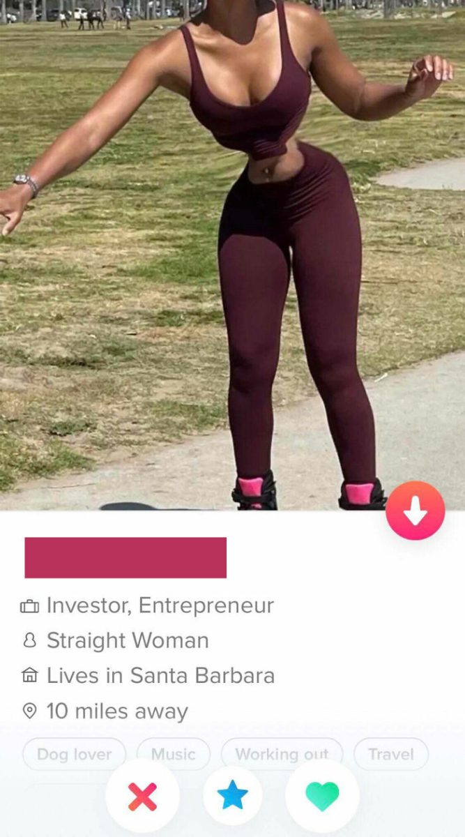 Žena v športovom oblečení na korčuliach vonku na trávnatej ploche počas slnečného dňa.