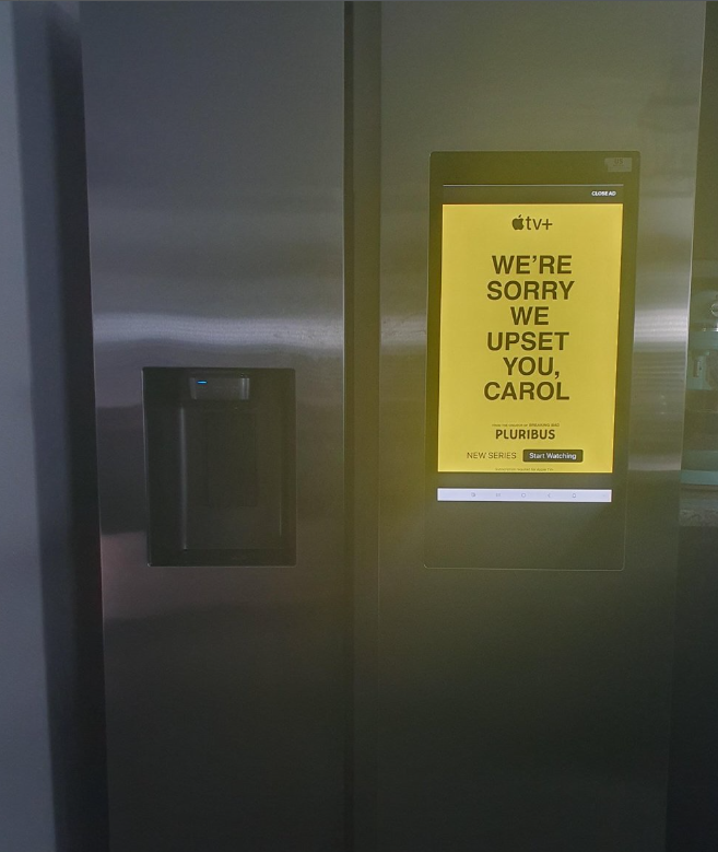Chladnička s displejom s reklamou na seriál Apple TV+, ospravedlnenie Carol.