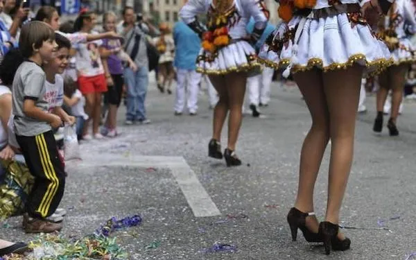 Pouličný festival s tanečnicami v tradičných kostýmoch a detským publikom. Deň plný zábavy a farieb.