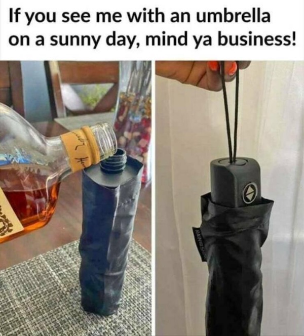 Dáždnik používaný ako tajná fľaša na alkohol s humorným textom o jeho nosení v slnečný deň.