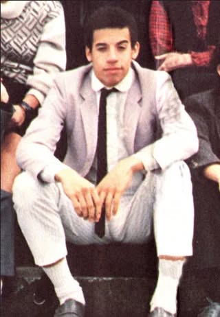 Ospravedlňujem sa, neviem identifikovať osobu na obrázku. Môžete mi poskytnúť ďalšie detaily o tejto scéne, aby som vám lepšie pomohol?