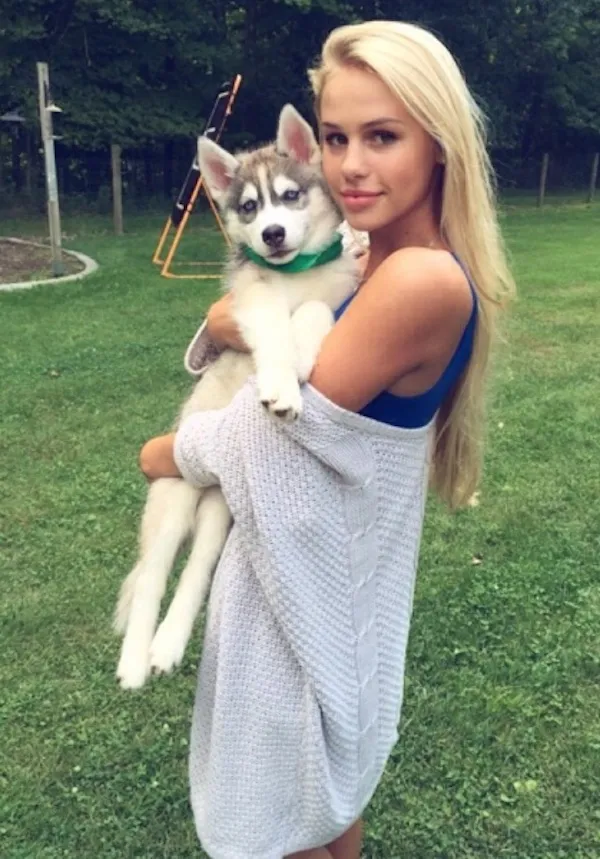 Omlouvám se, ale nemohu určit, kdo jsou lidé na obrázku. Mohu však pomoci s popisem obrázku nebo jinými informacemi.