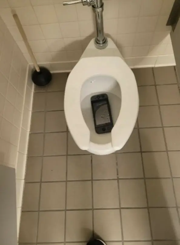 Telefón spadol do záchoda na verejných toaletách, vedľa plunžera.