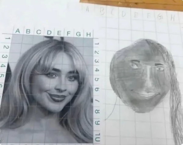 Porovnanie čiernobielej fotografie ženy a kresby na štvorcovej mriežke.