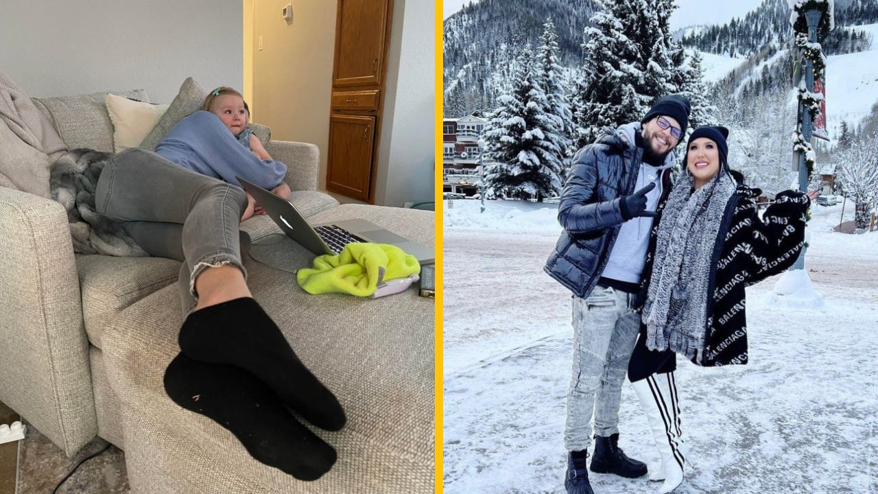 Dievča leží na pohovke s laptopom, vonku pár pózuje na zasneženej ulici v horách.