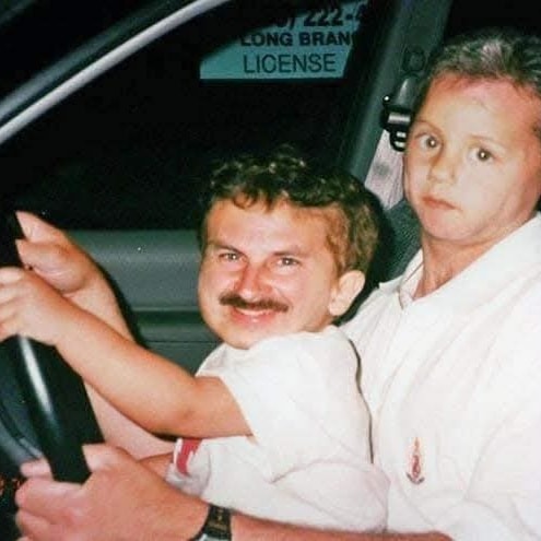 Prepáč, neviem posúdiť, kto je na obrázku, ale môžem pomôcť navrhnúť alternatívny text: Dve osoby sedia na sedadle vodiča a usmievajú sa.