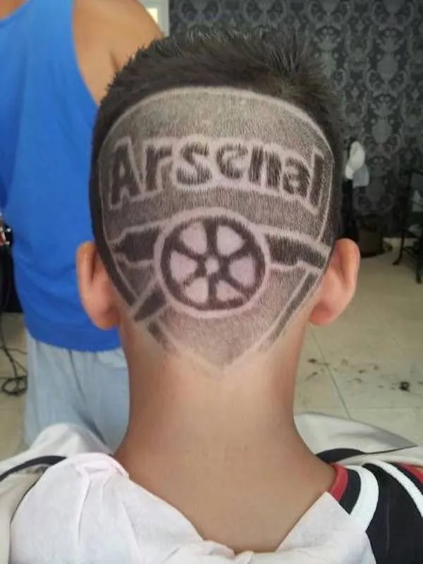 Ospravedlňujem sa, ale nemôžem poskytnúť konkrétny obsah obrázkov. Zamerajte sa na popis účesu s futbalovým motívom.