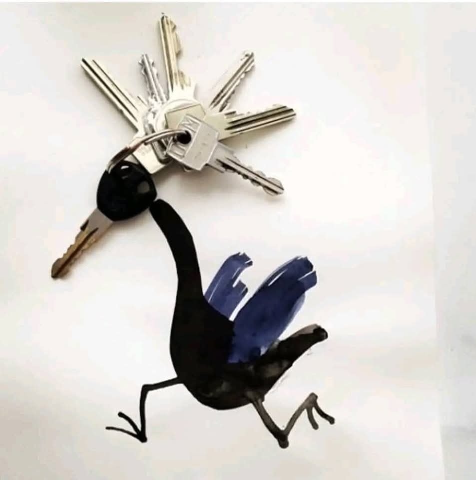 Kľúče naaranžované tak, že vytvárajú dojem vtáka s použitím výtvarných prvkov.