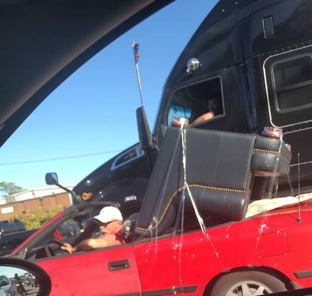 Auto preváža kreslo neobvyklým spôsobom na streche, zatiaľ čo vodič sedí vo vnútri.