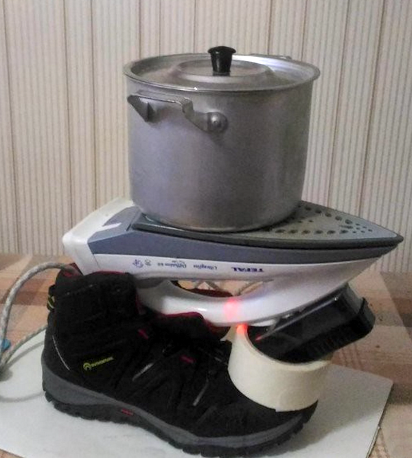 Hrnček na žehličke položený na topánke – improvizácia v domácnosti.