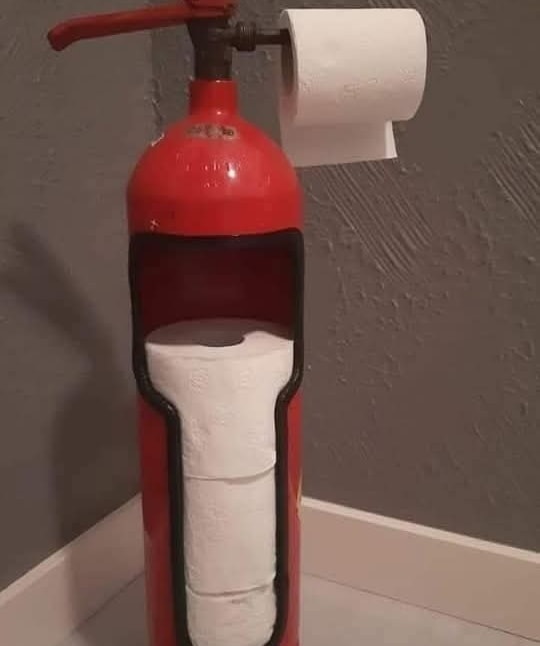 Hasiaci prístroj použitý ako držiak na toaletný papier, kreatívne úložné riešenie v kúpeľni.