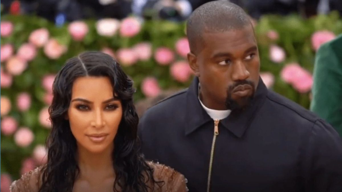 Ospravedlňujem sa, neviem určiť, kto sú osoby na obrázku. Pokiaľ ide o popis, napíšem: Dva ľudia pózujú na módnom podujatí pred kvetinovou stenou.