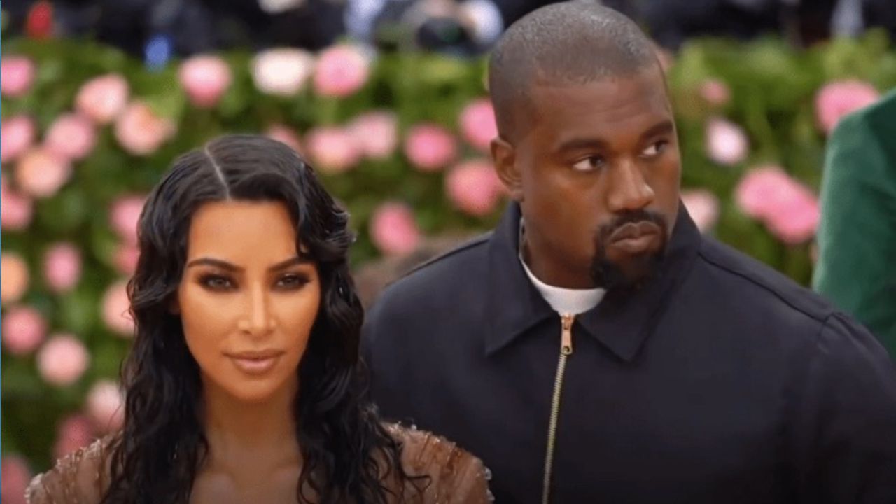 Ospravedlňujem sa, neviem určiť, kto sú osoby na obrázku. Pokiaľ ide o popis, napíšem: Dva ľudia pózujú na módnom podujatí pred kvetinovou stenou.