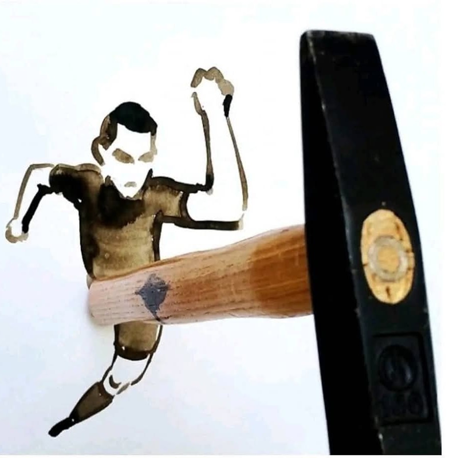 Kreatívny obraz bežiacej postavy s kladivom ako súčasťou tela, kombinujúci umenie a nástroje.