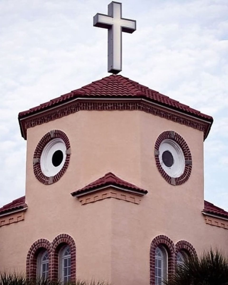 Kostol s neobvyklou architektúrou pripomínajúcou tvár vtáka, s výraznými oknami a strechou v tvare zobáka.