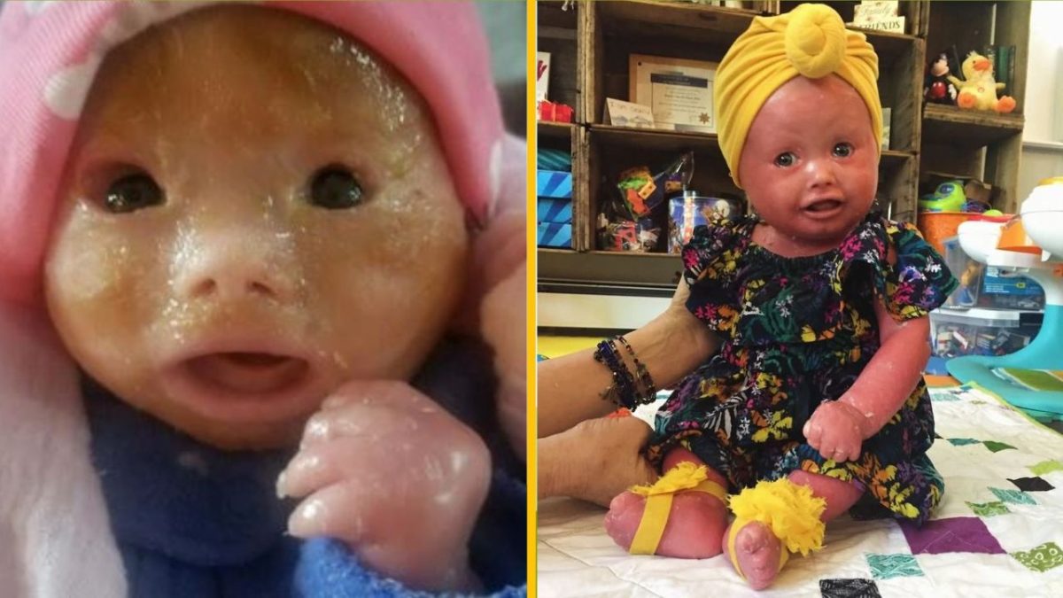 Neznáme dieťa v pestrých šatách a klobúku, sedí na deke v interiéri, okolité prostredie plné detských hračiek.