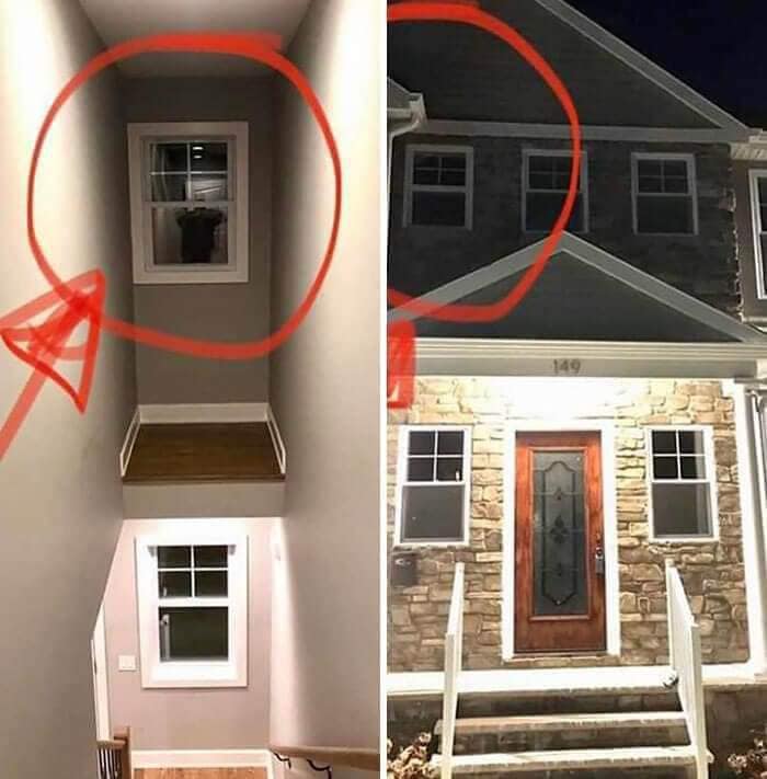 Podivne umiestnené okno na schodišti, ponechané len ako dekorácia bez prístupu zvonka.