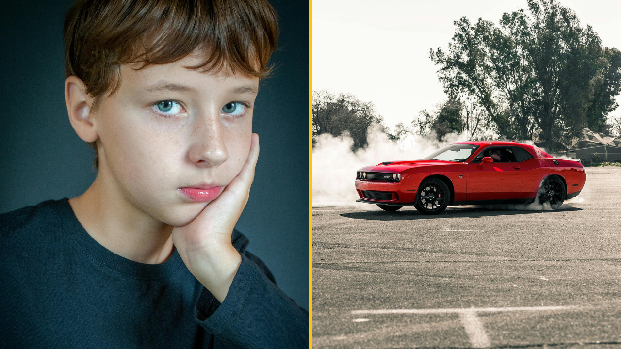 Chlapec premýšľa, zatiaľ čo vedľa neho červené auto driftuje na parkovisku.