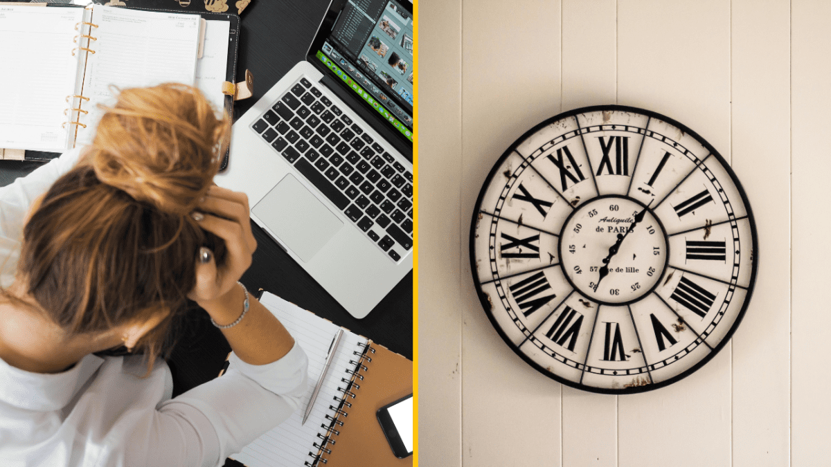 Žena v strese pri práci s laptopom na stole, vedľa starožitných nástenných hodín s rímskymi číslicami.