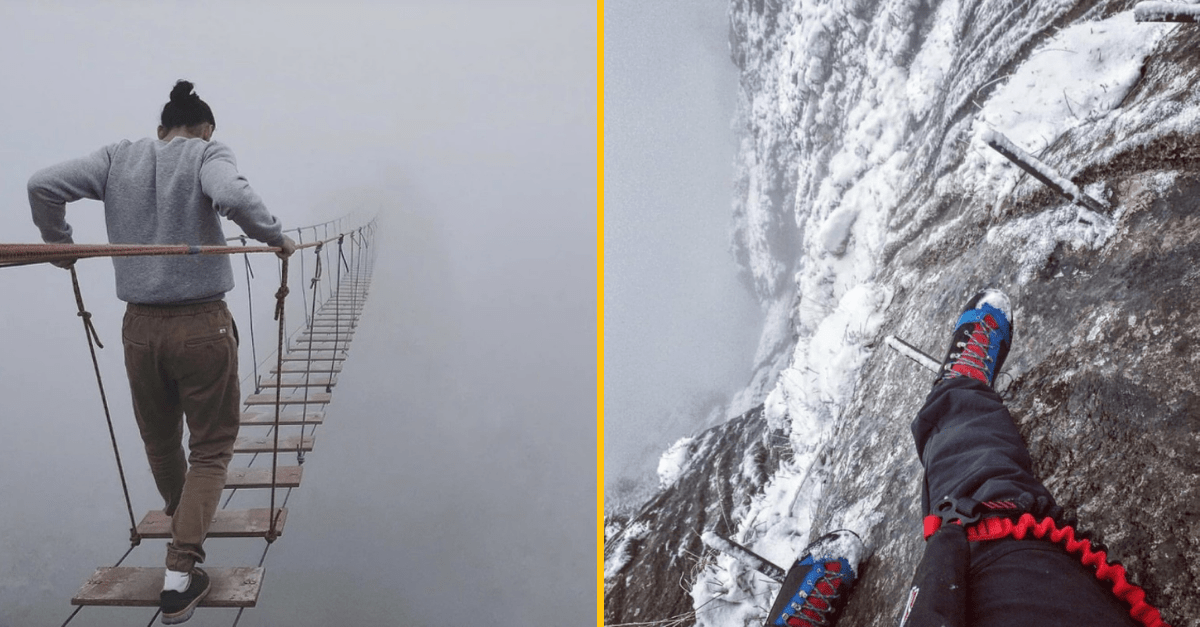 Dobrodruh prechádza úzkym mostom v hmle; výhľad na strmé zasnežené skaly s turistom na okraji.