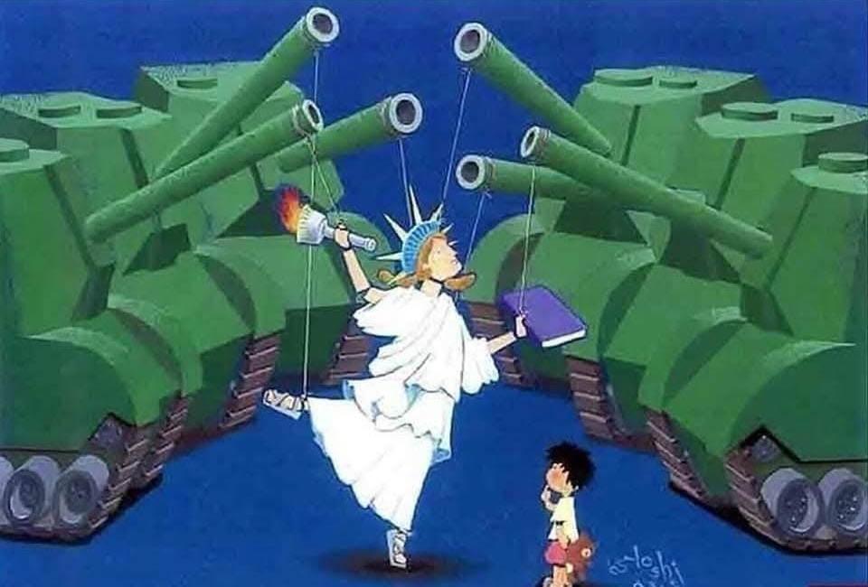 Karikatúra: Figúrka sochou slobody ako bábka medzi tankami, dieťa pozoruje scénu.