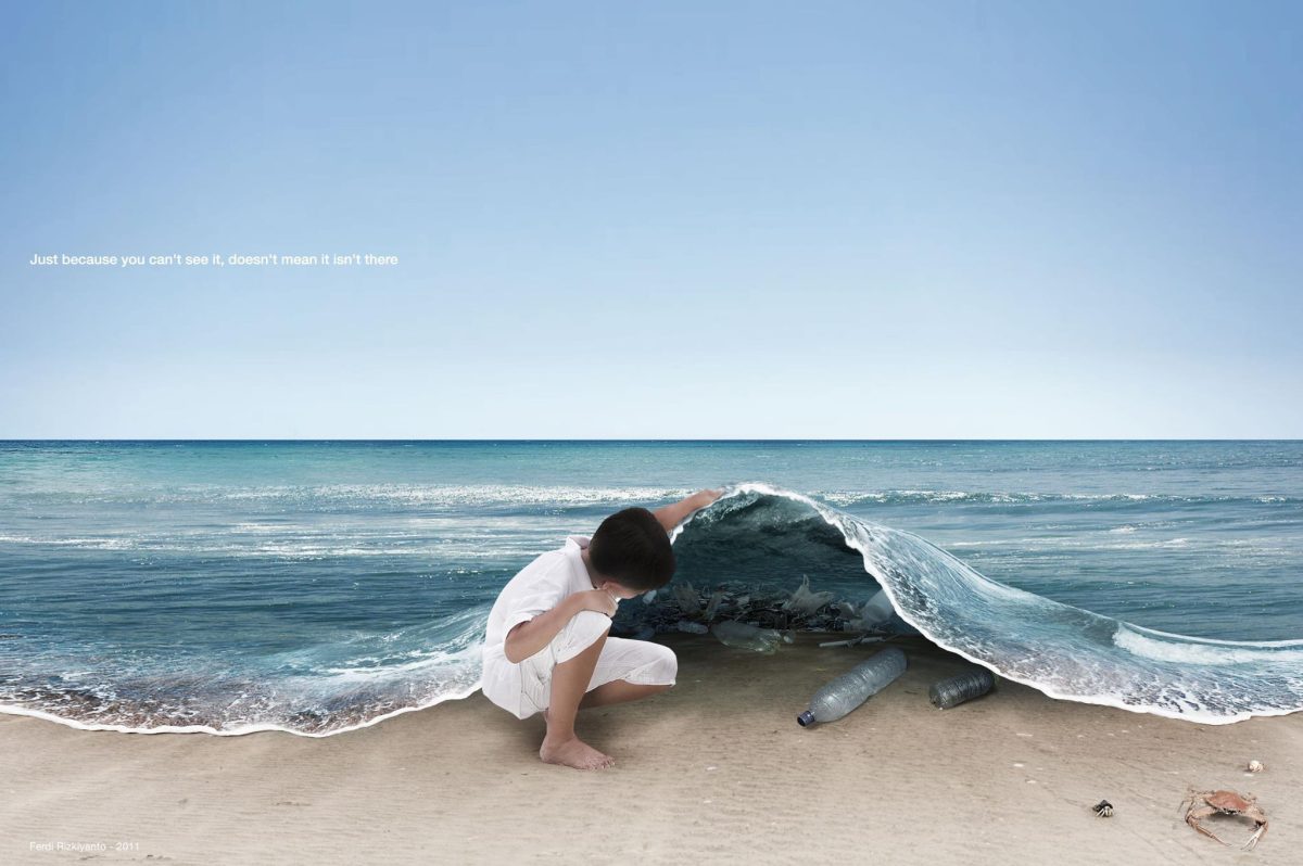 Dieťa odhalilo odpad skrytý pod morskou vlnou na pláži, zdôrazňujúc environmentálne problémy morského znečistenia.