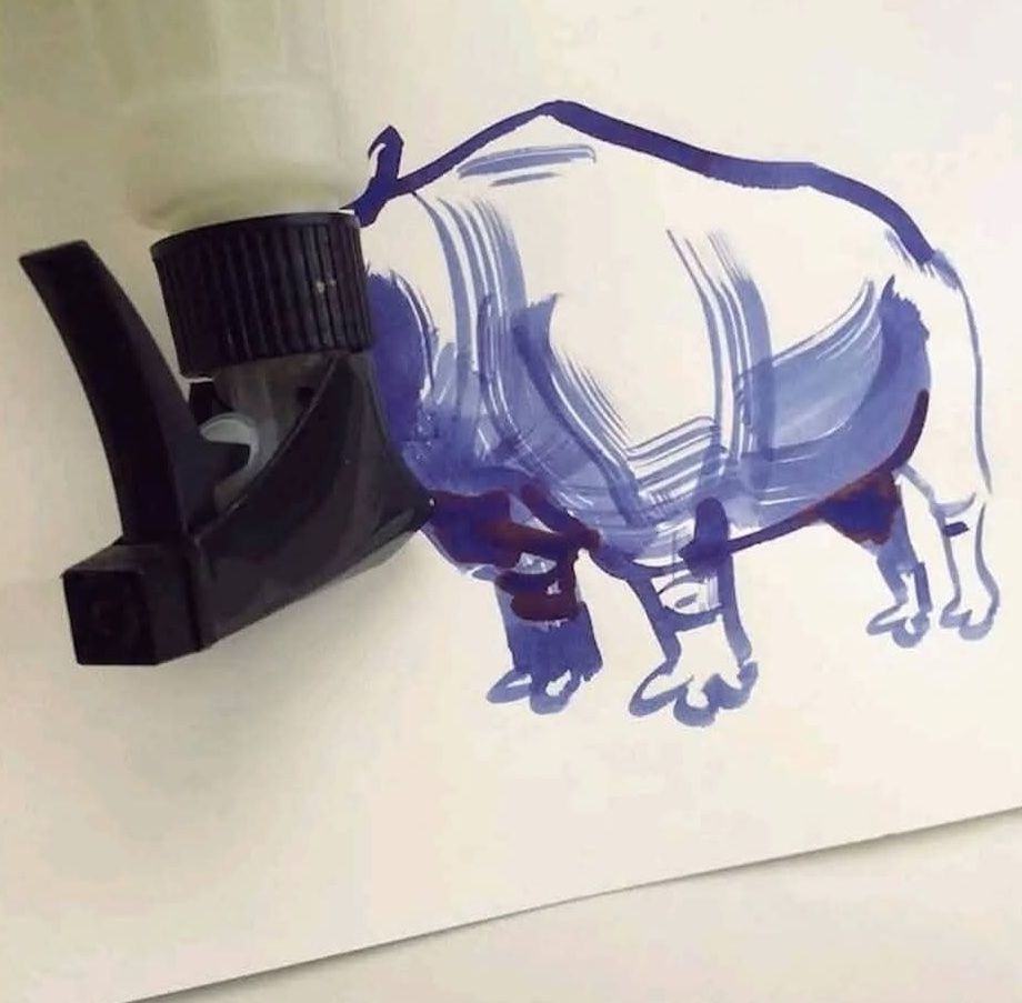 Striekacia hlavica ako telo buvola nakreslené modrou farbou na bielom pozadí. Kreatívne zobrazenie.