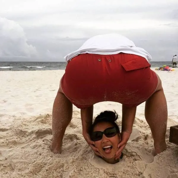 Nie je možné určiť obsah obrázka. Osoba na pláži vtipne zapózovala tak, že to pôsobí zaujímavo a neobvykle.