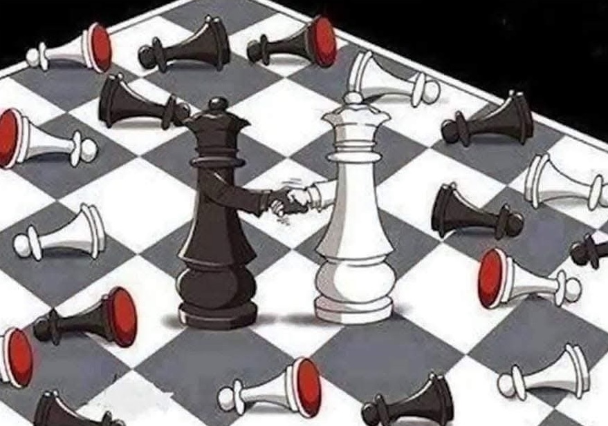 Čierna a biela šachová figúrka si podávajú ruky na šachovnici plnej prevrátených figúrok.