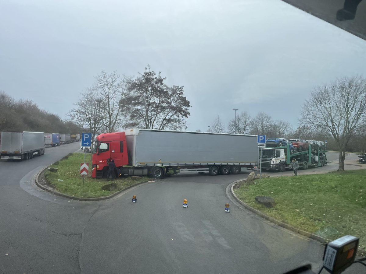 Kamión zablokoval cestu pri parkovisku, vodiči riešia situáciu.