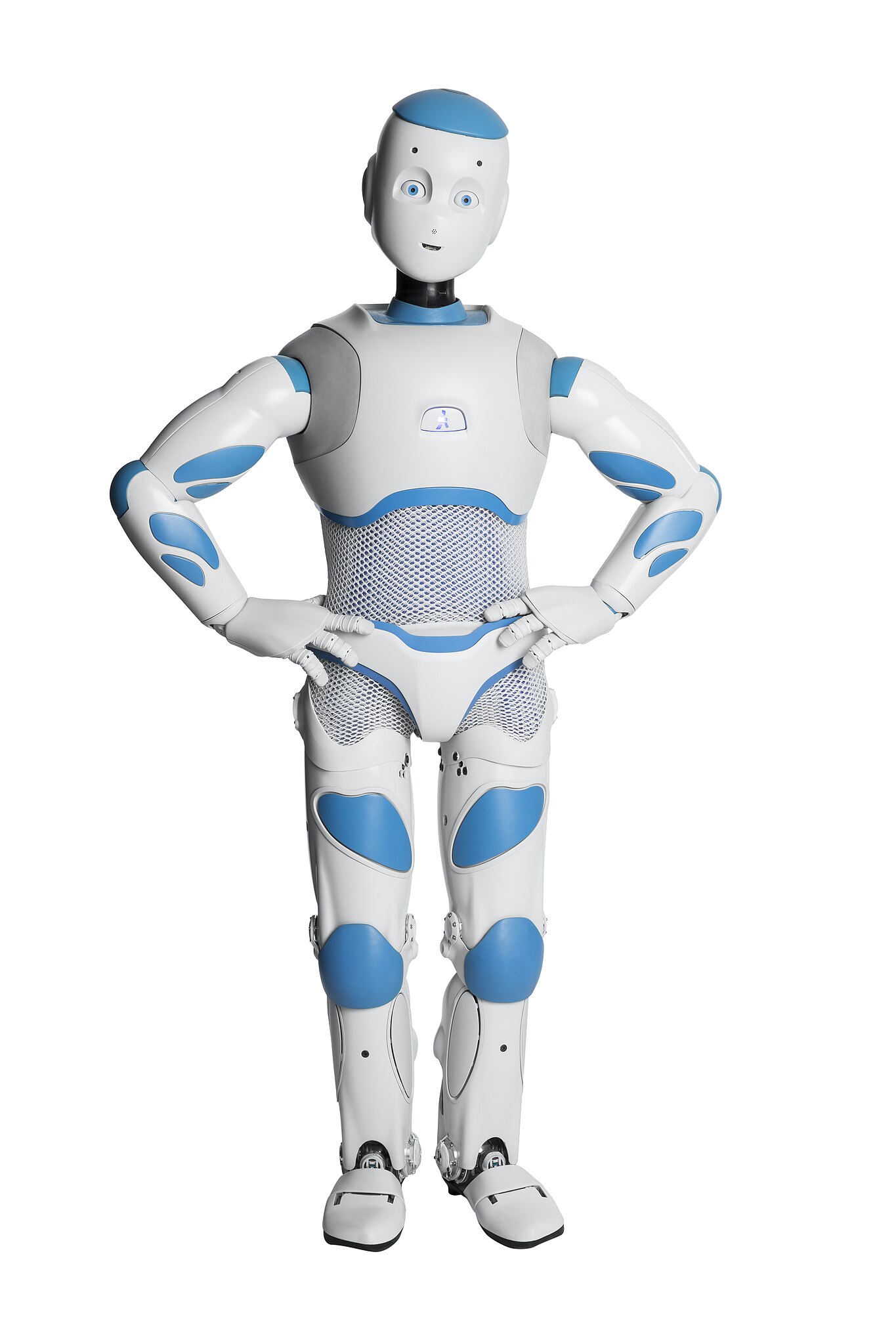 Humanoidný robot s modrými detailmi stojí s rukami na bokoch.