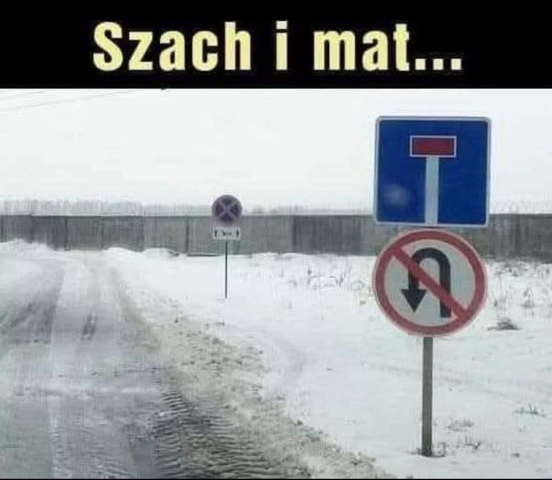 Cesta v snehu s dopravnými značkami: slepá ulica a zákaz otočenia na rušnej križovatke.