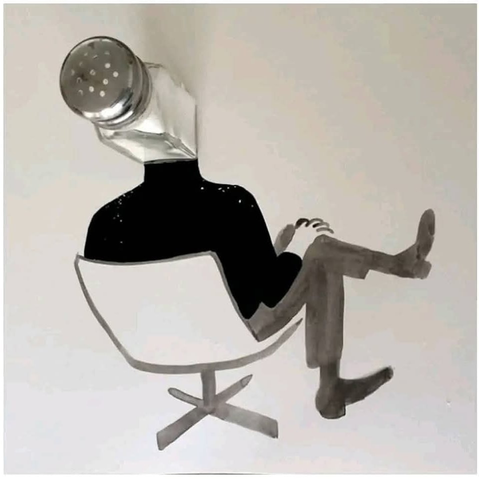 Muž s telom kresleným, hlavou tvorí soľnička, sedí na otočnej stoličke. Kreatívna kombinácia kresby a každodennej veci.