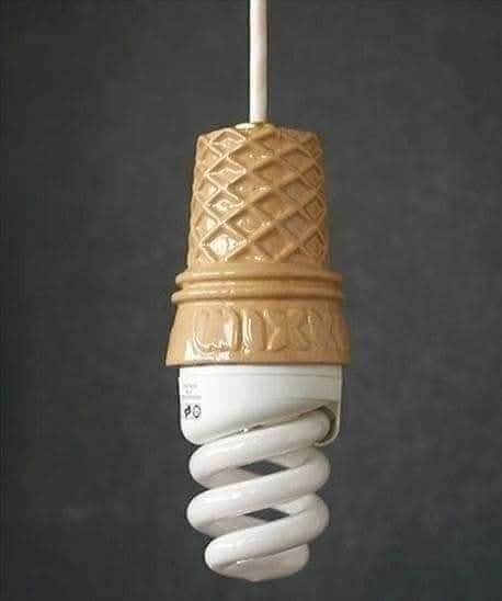 Závesná lampa v tvare kornútka na zmrzlinu s výraznou špirálovou žiarovkou. Kreatívny dizajn interiéru.