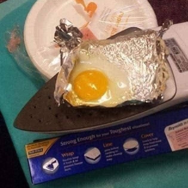 Vajíčko smažené na žehličke v alobale, netradičný spôsob varenia mimo kuchyne.