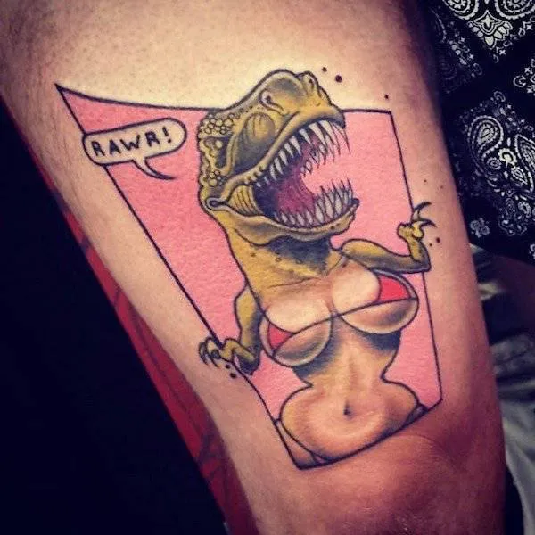 Tetovanie T-Rexa s telom ženy v červenom plavkách, so slovami Rawr! v bublinke.