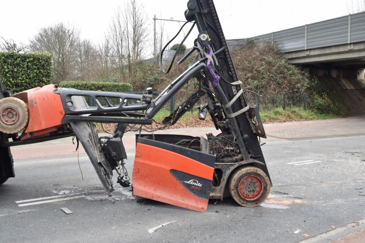 Zosnulý vysokozdvižný vozík uprostred cesty s poškodenou prednou časťou pri dopravnej nehode.