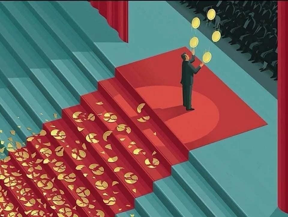 Muž žongluje zlatými mincami na červenom koberci, rozbité taniere padajú po schodoch.