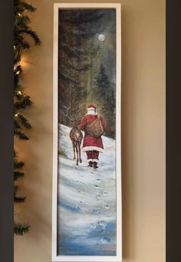 Santa kráča so sobom po zasneženej lesnej ceste za mesačnej noci.