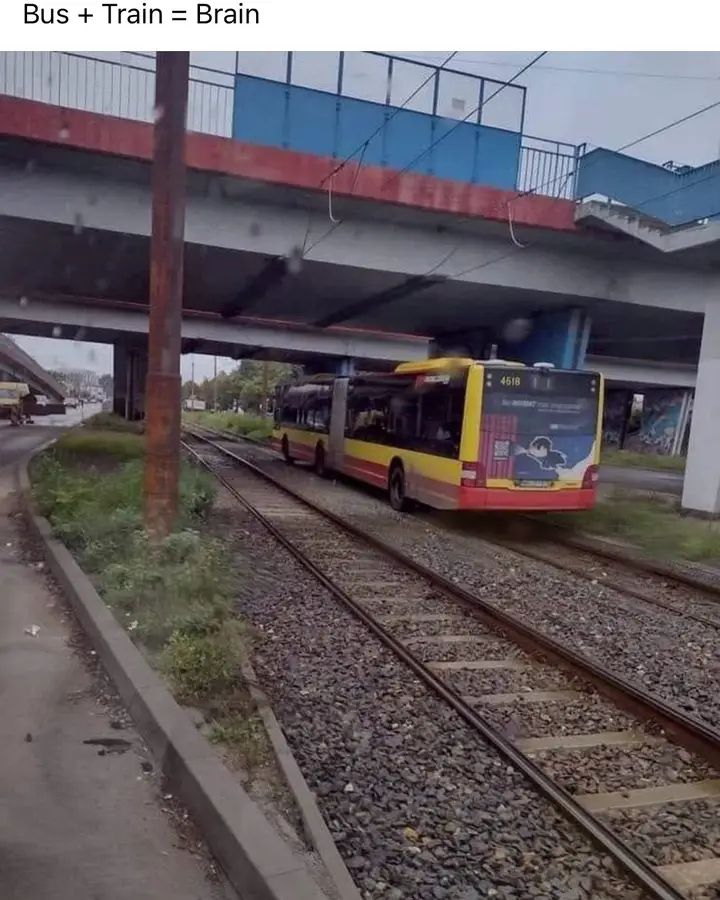 Autobus na koľajniciach pod mostom, vtipne kombinované dopravné prostriedky, text: Bus + Train = Brain.