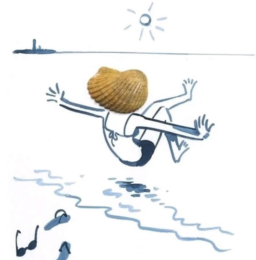 Osoba s mušľou namiesto hlavy skáče do mora, kreslená postava pod modrou oblohou.