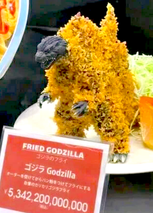 Vyprážaná soška Godzilly s chrumkavým obalom, vystavená na tanieri vedľa šalátu.