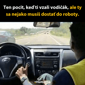 Muž sedí na mieste vodiča a šoféruje auto nohami na diaľnici, lebo prišiel o vodičský preukaz.