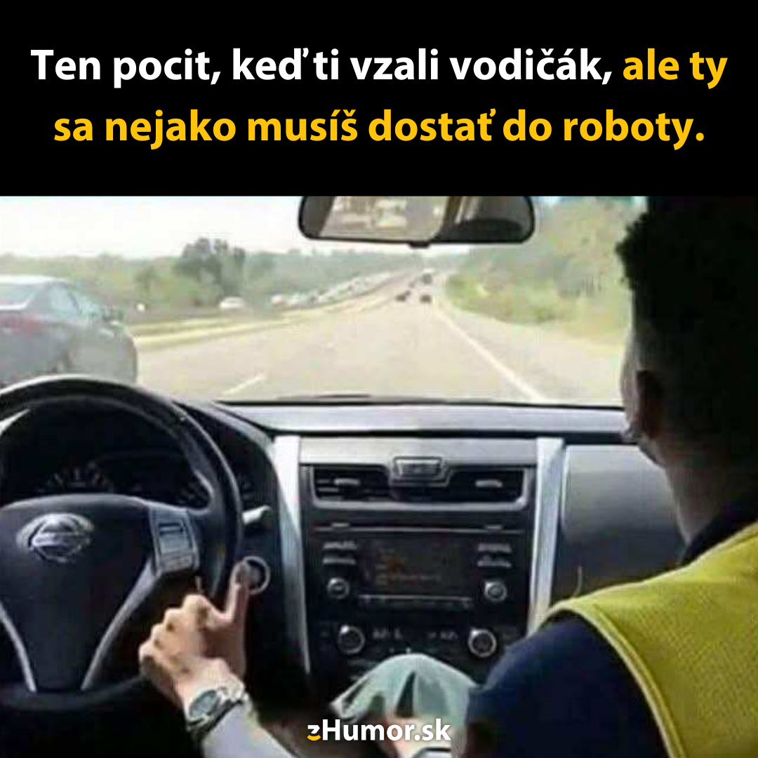 Človek šoféruje auto zo zadného sedadla na diaľnici; vtipné riešenie bez vodičského preukazu.