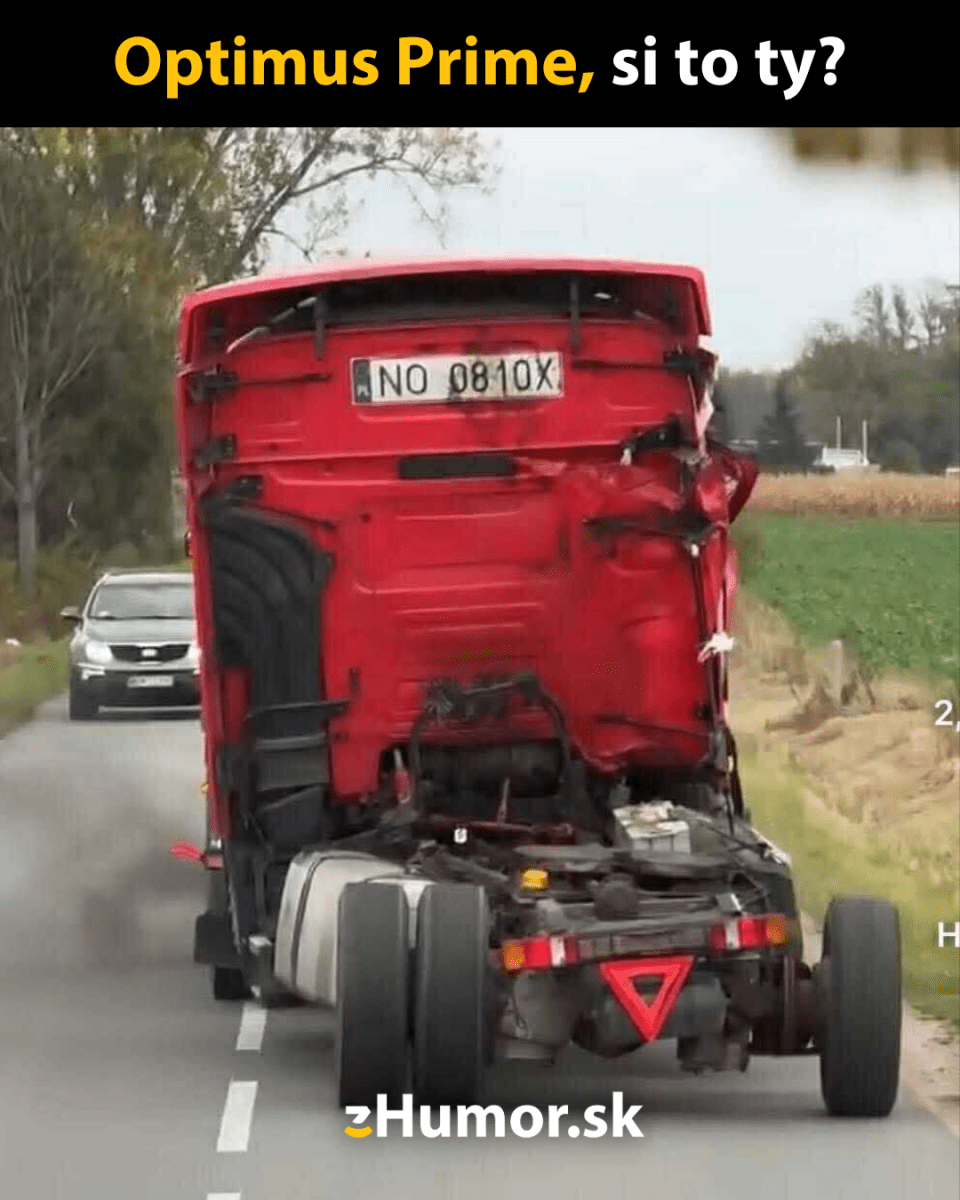 Červený kamión bez prívesu s preklopenou kabínou na vidieckej ceste, vtipný text nad ním.