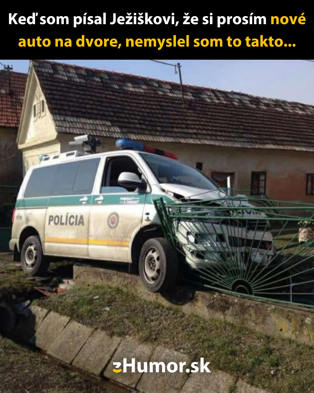 Policajné auto narazilo do brány pri dome, humorná situácia.