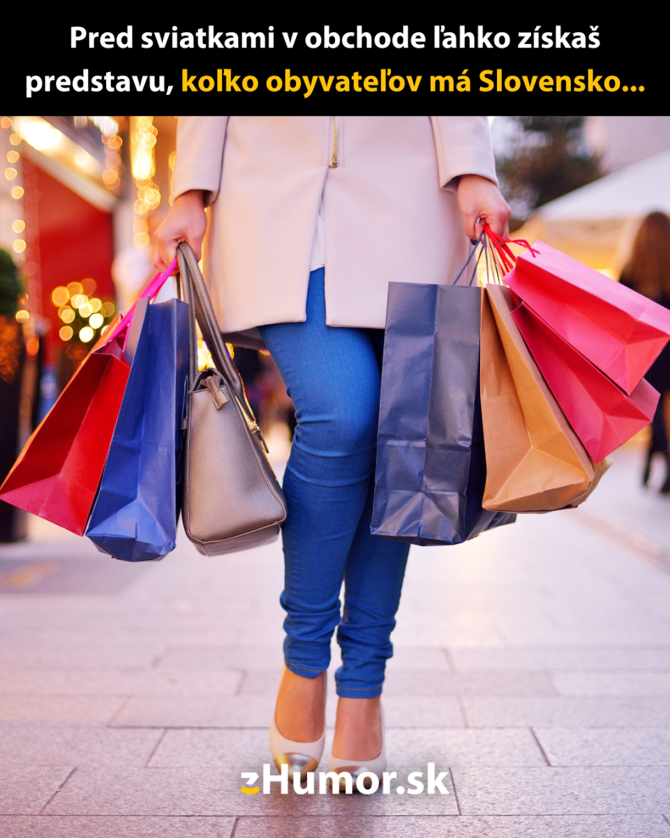 Žena nesúca niekoľko nákupných tašiek na rušnej ulici v predvianočnom období.