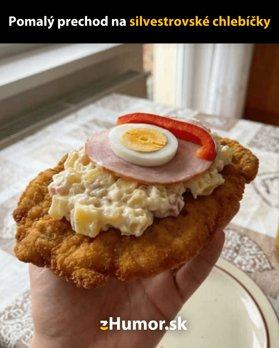 Osoba drží rezne s vlašským šalátom, vajcom a šunkou. Text: Pomalý prechod na silvestrovské chlebíčky.